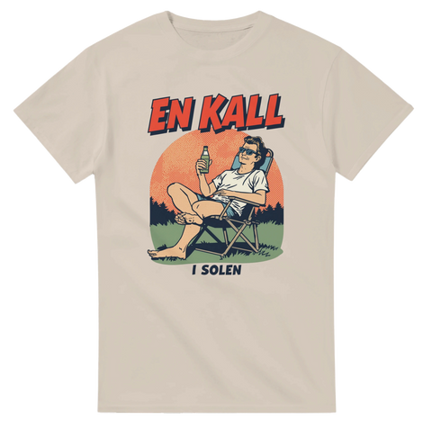 Man i solstol med öl, text "EN KALL I SOLEN", retro pop-art beige t-shirt.