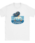 Kvinna med vindblåst hår vid havet, text "Vi lever bara en sommar" på vit t-shirt.