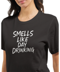 Kvinna bär svart t-shirt med humoristiskt budskap