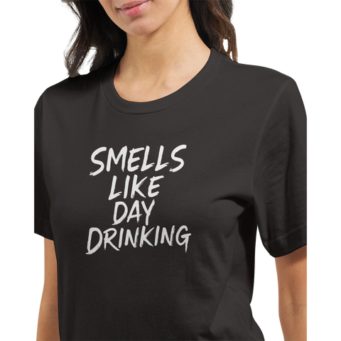 Kvinna bär svart t-shirt med humoristiskt budskap