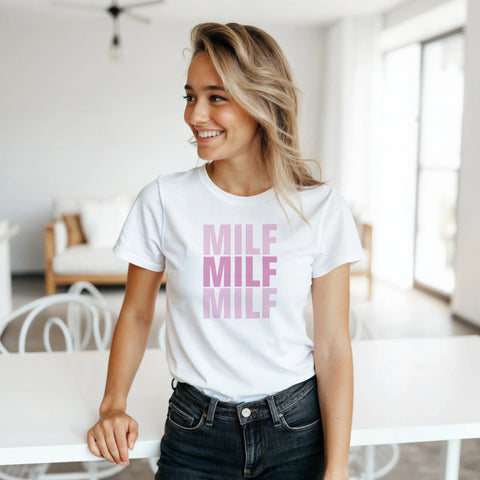 Modern och lekfull design med rosa text – t-shirt med självdistans