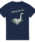 Stilren Nessie-design med vågor och skrift på en marinblå t-shirt