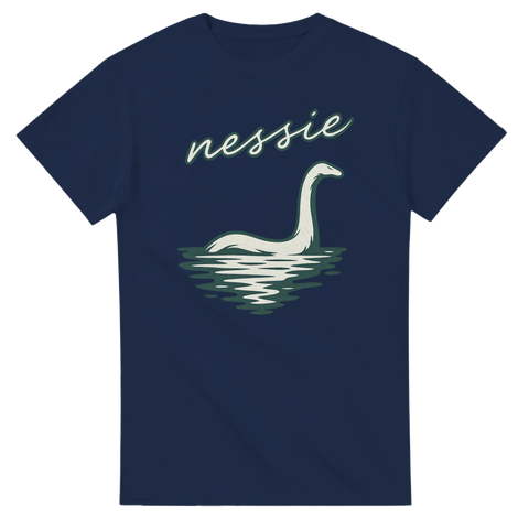 Stilren Nessie-design med vågor och skrift på en marinblå t-shirt