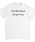 Svart text "I'm Old School I Google Things" på vit t-shirt med rund hals.