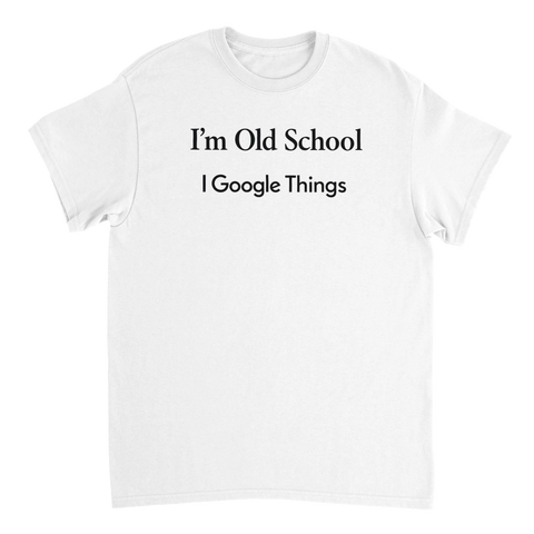 Svart text "I'm Old School I Google Things" på vit t-shirt med rund hals.