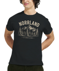 Man bär en t-shirt med motiv av norrländsk natur och berg