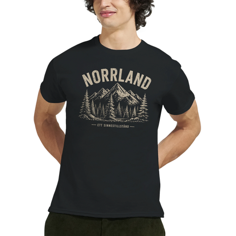 Man bär en t-shirt med motiv av norrländsk natur och berg