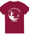 Vinröd t-shirt med vit design av fiskare och texten Livets Tre F.