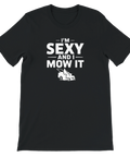 I'm Sexy and I Mow It" text med gräsklipparmotiv på svart T-shirt.