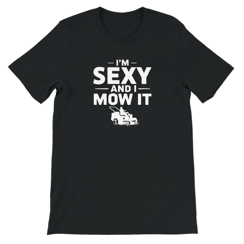 I'm Sexy and I Mow It" text med gräsklipparmotiv på svart T-shirt.