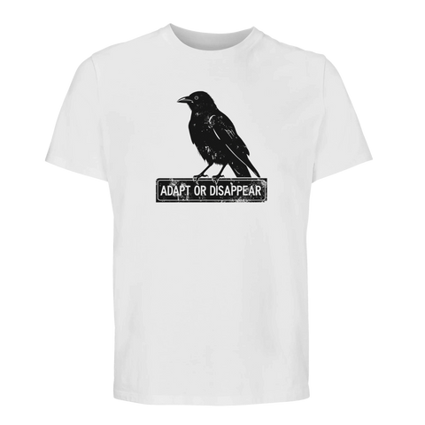 Svart korp på skylt "Adapt or disappear" på vit ekologisk T-shirt.