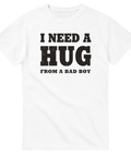 I need a hug from a bad boy" texttryck i svart, sliten stil på vit t-shirt.