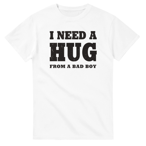 I need a hug from a bad boy" texttryck i svart, sliten stil på vit t-shirt.