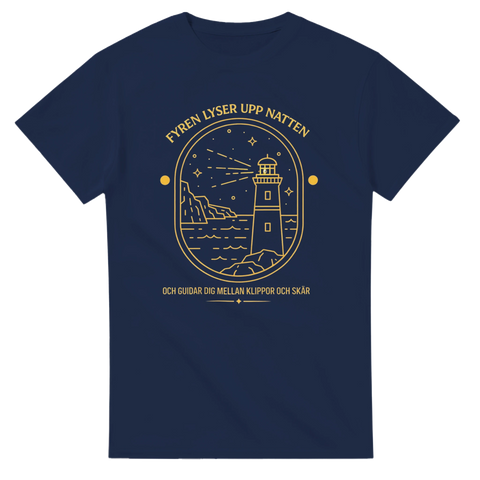 Marinblå t-shirt med nautiskt motiv och texten Fyren lyser upp natten