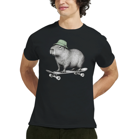 Modell i en svart t-shirt med en kapybara i grön mössa på skateboard.