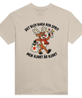 Beige t-shirt med en hjort, flaska och texten ”Det blev bara ren sprit – men hjort är hjort”.