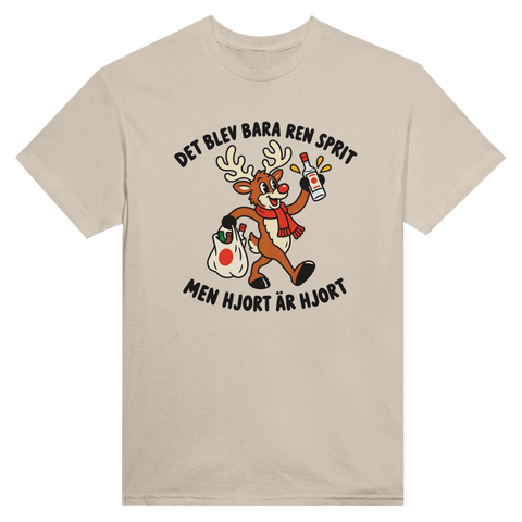 Beige t-shirt med en hjort, flaska och texten ”Det blev bara ren sprit – men hjort är hjort”.