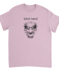 Detaljerad tecknad strutsansikte med text "bird nerd" på ljusrosa t-shirt.