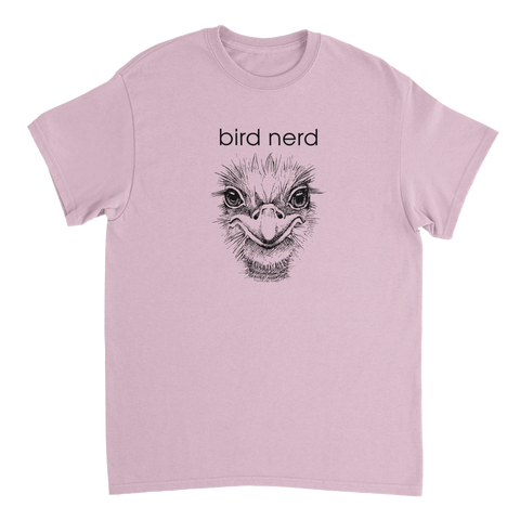 Detaljerad tecknad strutsansikte med text "bird nerd" på ljusrosa t-shirt.