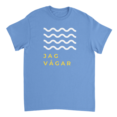 Minimalistiskt tryck med vita vågor och gul text på en ljusblå t-shirt