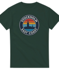 Stockholm East Coast retro-tryck med stadssiluett och solnedgång på mörkgrön t-shirt.