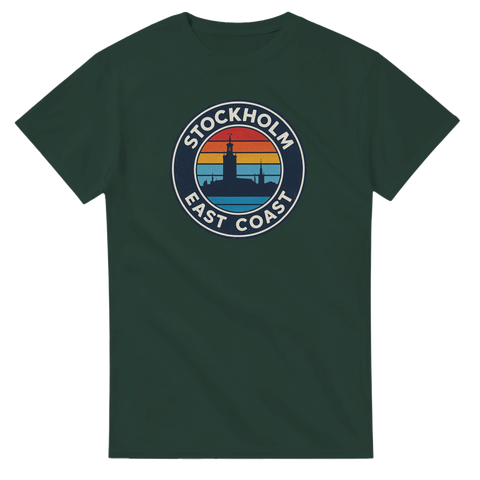 Stockholm East Coast retro-tryck med stadssiluett och solnedgång på mörkgrön t-shirt.