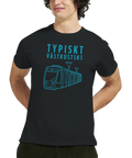 Blå spårvagn och text "TYPISKT VÄSTKUSTSKT" på svart t-shirt.