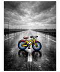 En gul barncykel står mitt på en tom, regnvåt asfaltsväg under en dramatisk grå himmel med regnmoln.