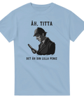Rolig t-shirt med detektivmotiv och sarkastisk text på ljusblått tyg