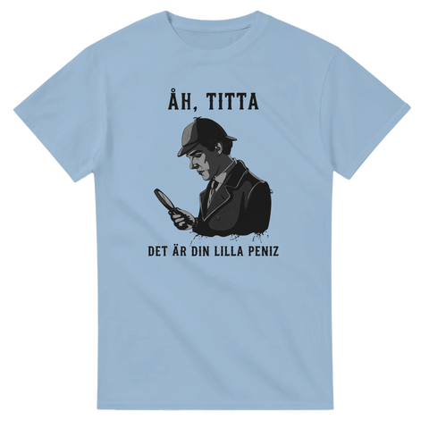 Rolig t-shirt med detektivmotiv och sarkastisk text på ljusblått tyg