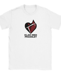 Stiliserat brutet hjärta med text "KLAR MED PRASSLET" på vit t-shirt, modern design.