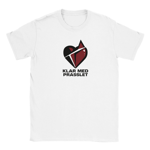 Stiliserat brutet hjärta med text "KLAR MED PRASSLET" på vit t-shirt, modern design.