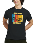 Retro muskelbil med texten "GAMMAL? VINTAGE!" på svart t-shirt.