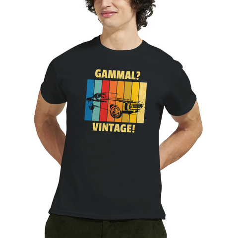 Retro muskelbil med texten "GAMMAL? VINTAGE!" på svart t-shirt.