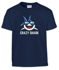 Tecknad haj med solglasögon och text "CRAZY SHARK" på marinblå barntröja.