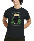 Mörk ölglas med klöver och texten "Hello Darkness My Old Friend" på svart t-shirt.