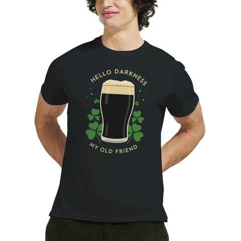 Mörk ölglas med klöver och texten "Hello Darkness My Old Friend" på svart t-shirt.
