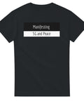 Svart t-shirt med minimalistiskt svartvitt blocktryck och modern text