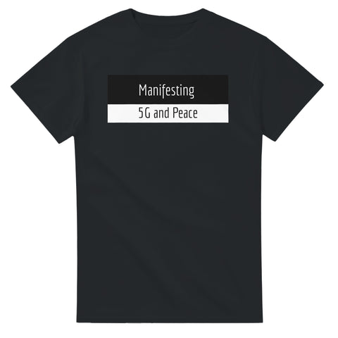 Svart t-shirt med minimalistiskt svartvitt blocktryck och modern text