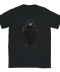 Kaxig 3D-renderad kråka med korslagda vingar och bister blick på en svart t-shirt