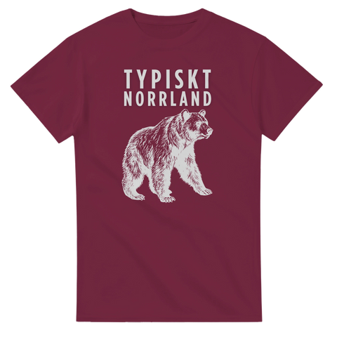 Vildmarksinspirerat tryck med en vandrande björn på en vinröd t-shirt