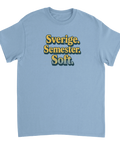 Sverige. Semester. Soft. text i gult med mörkgrön skugga på ljusblå t-shirt.