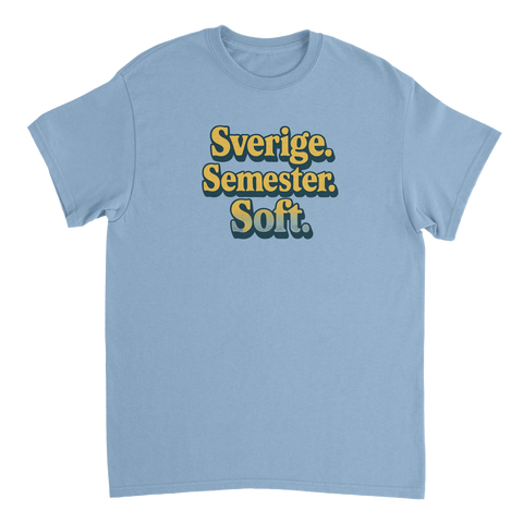 Sverige. Semester. Soft. text i gult med mörkgrön skugga på ljusblå t-shirt.