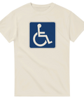 Klassisk blå handikappsymbol på benvit t-shirt – stilrent motiv med självdistans