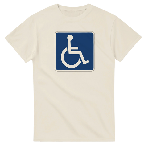 Klassisk blå handikappsymbol på benvit t-shirt – stilrent motiv med självdistans