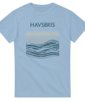 Havsbris-tryck med vågor och stänk, text "HAVSBRIS", på ljusblå t-shirt.