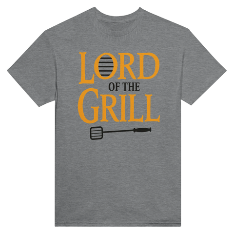 Lord of the Grill" text i orange med grillspade på grå t-shirt, humoristisk design.