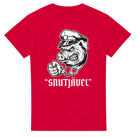 Arg polisgris med handfängsel och texten "SNUTJÄVEL" på röd t-shirt.