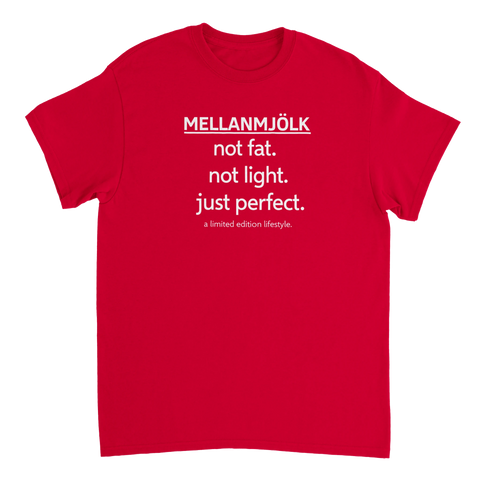 Röd t-shirt med grafiskt textmotiv i ren och modern stil