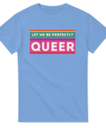 Ljust motiv "Let Me Be Perfectly Queer" på himmelsblå t-shirt.